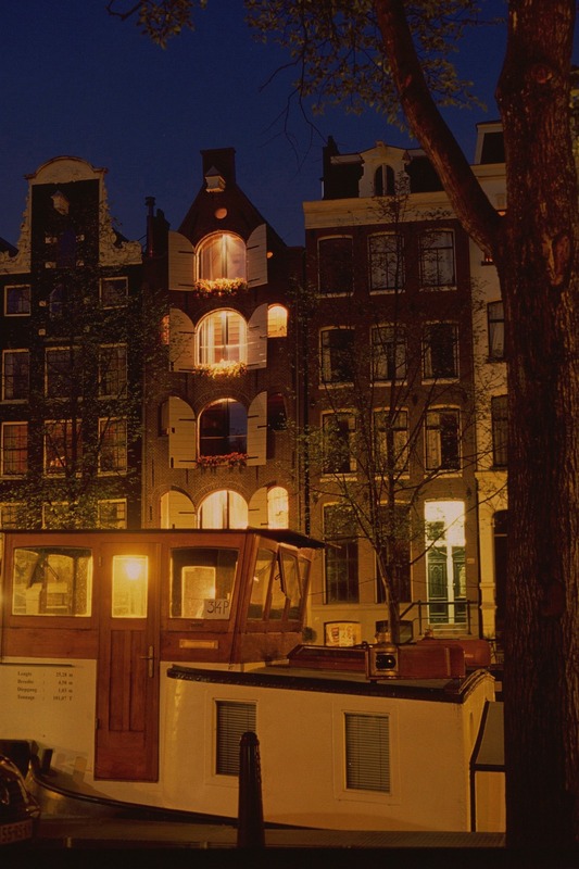 Gracht mit Hausboot bei Nacht, Amsterdam, Juni 2006