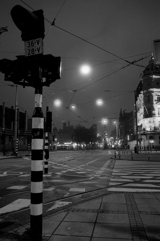 Damrak kurz nach Vier / Damrak shortly after 4 am, Amsterdam, 26. Juni 2006, etwa 4:50 Uhr