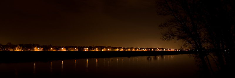 Blick über die Elbe bei Nacht