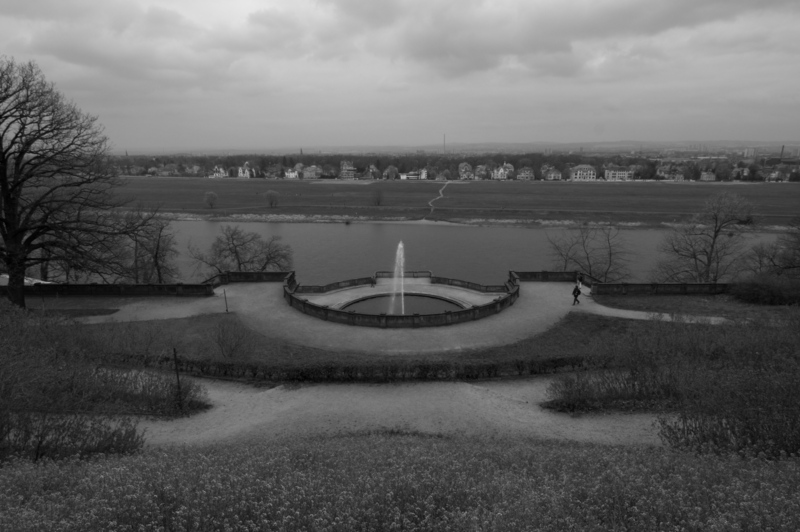 Blick vom römischen Bad unterhalb Schloss Albrechtsberg über die Elbe rüber dorthin, wo Momo gestanden haben muss, als sie ihr Foto gemacht hat, das sie im Kommentar zum letzten Bild präsentierte