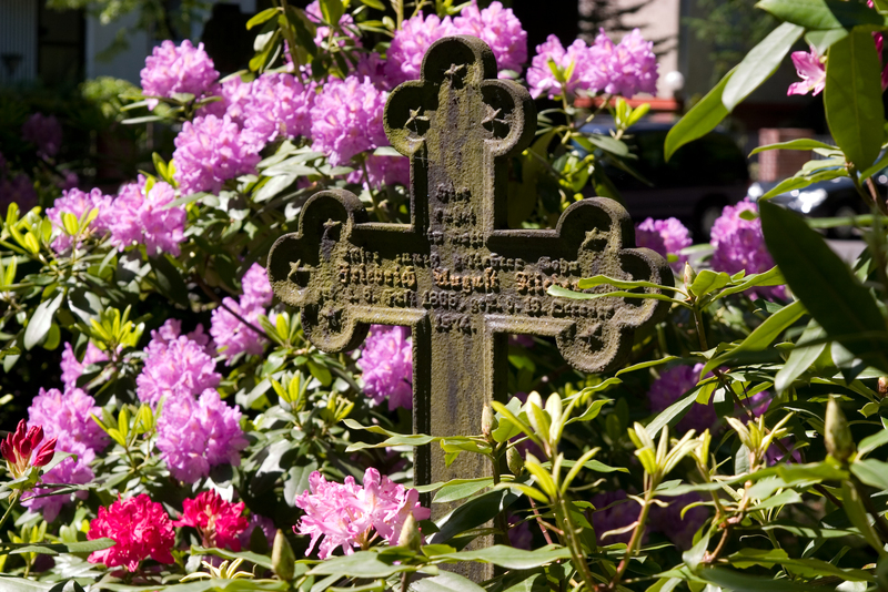 Blumengeschmücktes Grab an der wittenauer Kirche
