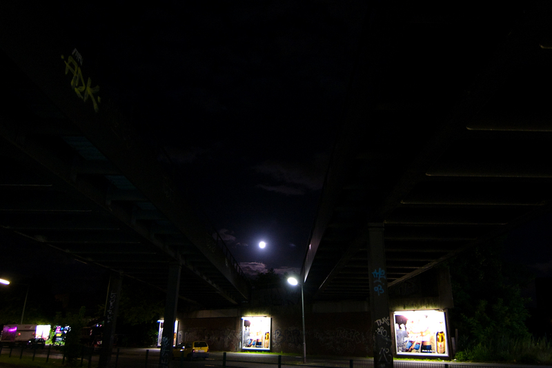 Mond zwischen S-Bahnbrücken
